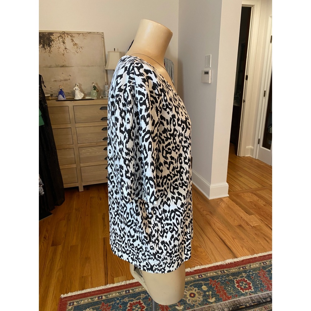 Chicos Black White Ikat Animal Print V-Neck Pima Cotton Top Size 3 XL - Picture 4 of 8